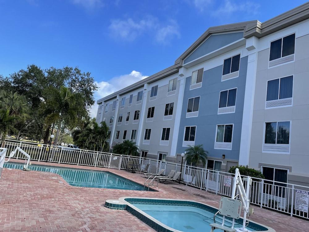 فندق لا كوينتا إن آند سويتس باي ويندام سارسوتا - I75 The Meadows المظهر الخارجي الصورة